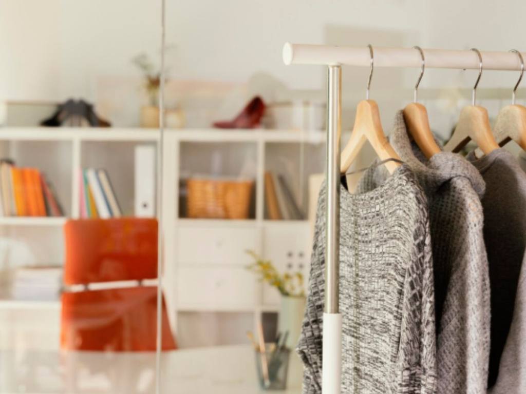 10 ideas prácticas y decorativas para guardar ropa sin armario 4 10 ideas prácticas y decorativas para guardar ropa sin armario